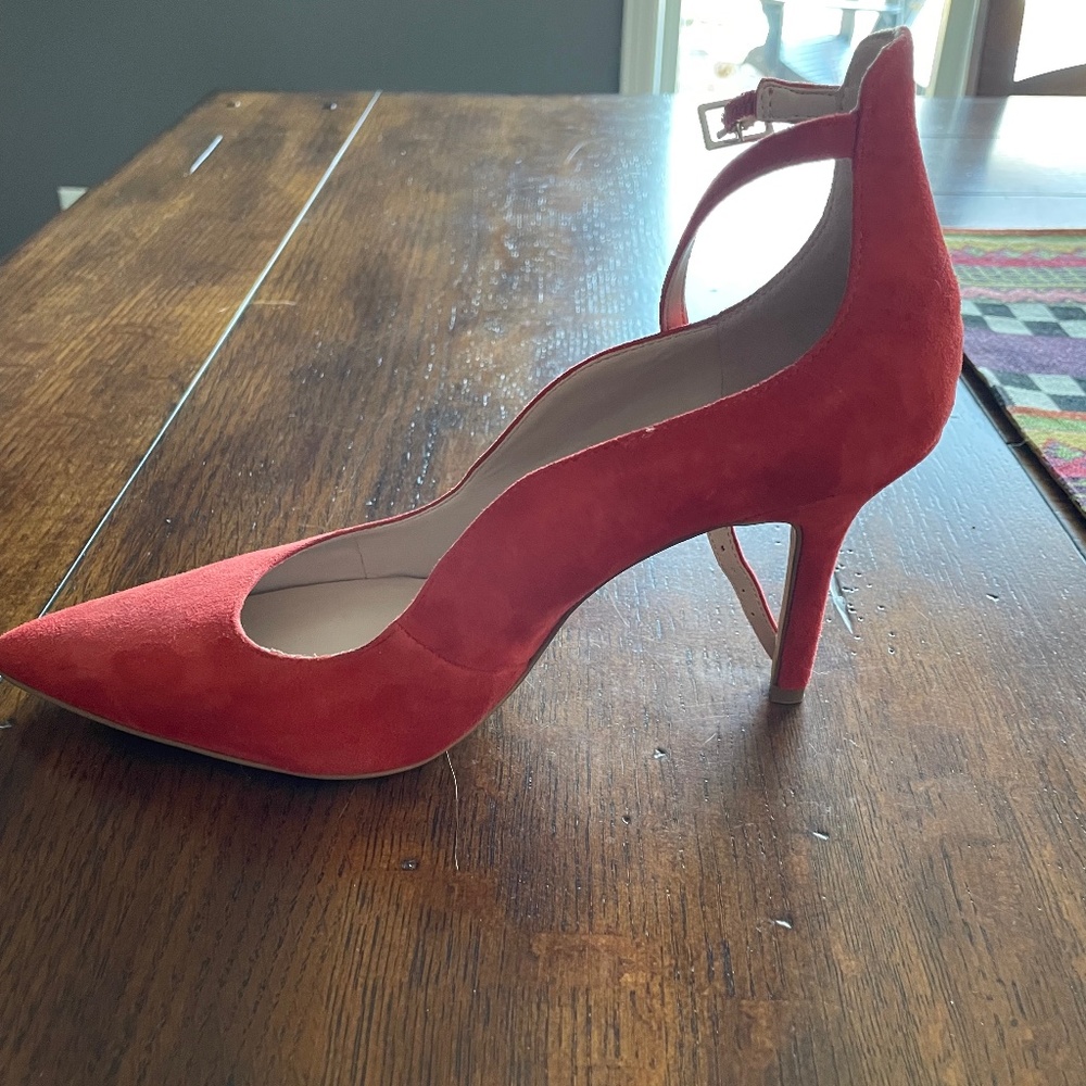 Nine West orange-red suede pumps